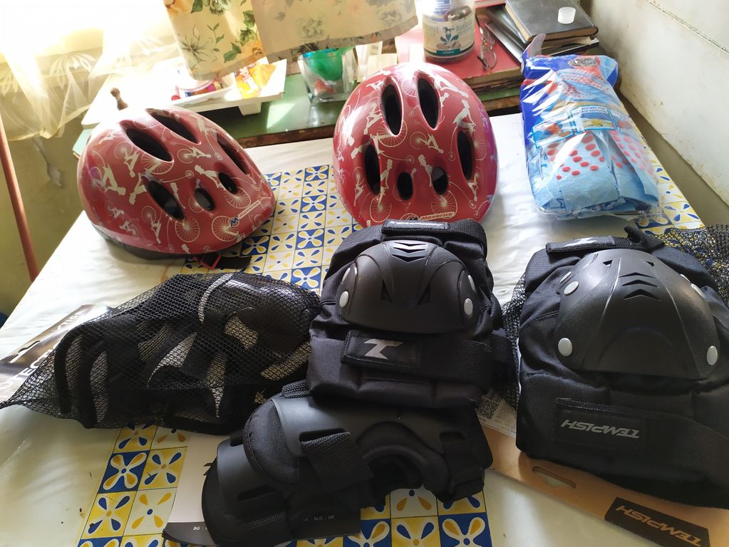 dětské helmy a chrániče kolen i loktů